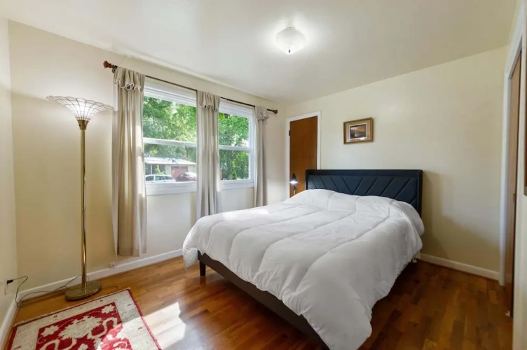 Mellow Yellow - 7 Minutes To Uo & 4 Minutes To Downtown 3 Bedroom Home