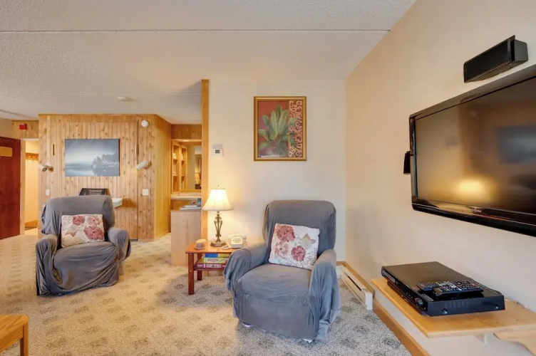 Close to Smuggs Lifts! Cozy Mountain-view Condo