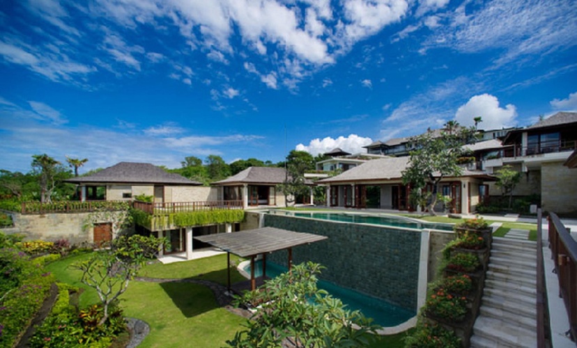 6 Bedrooms Villa