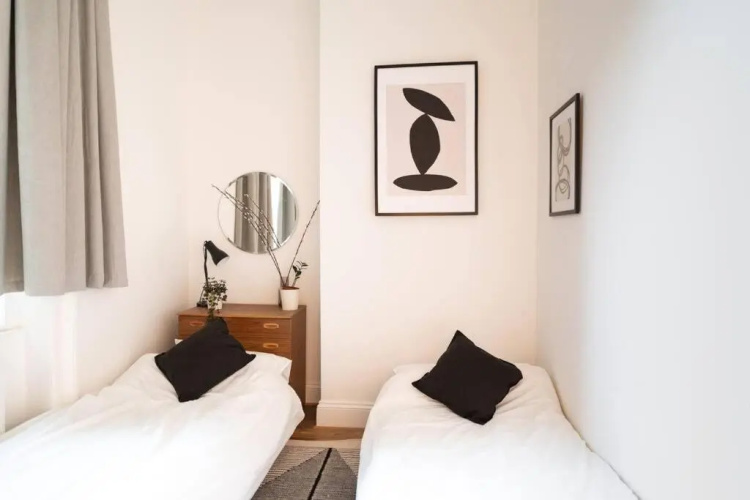 Spacious 2 bedroom sea view flat. Sleeps 6
