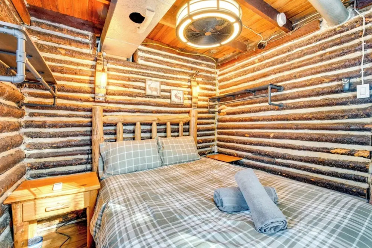 Easy Interstate Access: Original Poconos Log Cabin