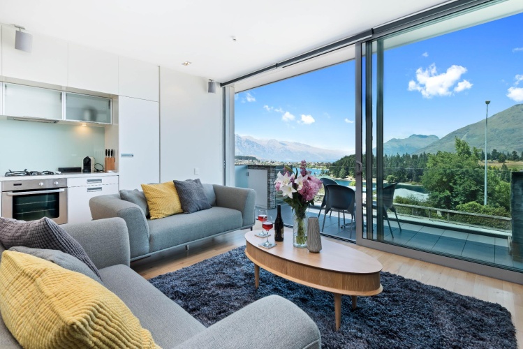 1 Bedroom Apartment with lake view