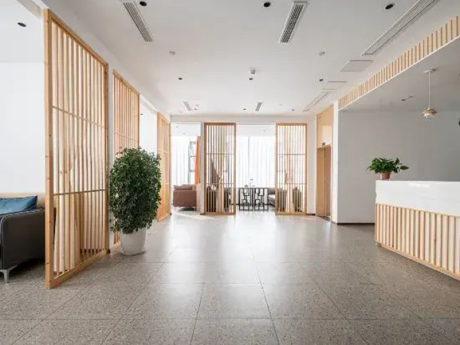 Huayu Light Luxury Hotel