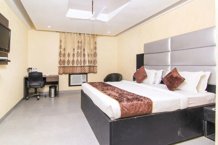 OYO 11532 Hotel SR Grand