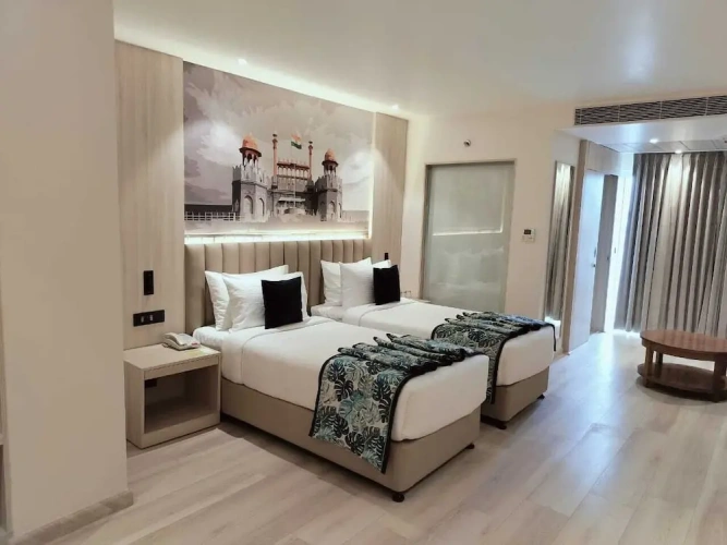 Standard Twin Club room with balcony