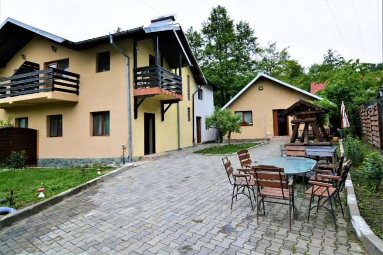5 Bedrooms Cottage