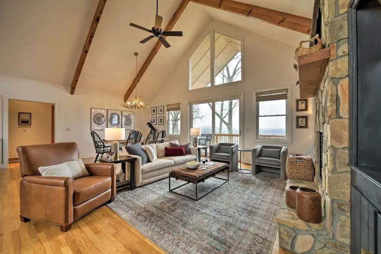 Sapphire Retreat w/ Views, Fire Pit, & Lake Access