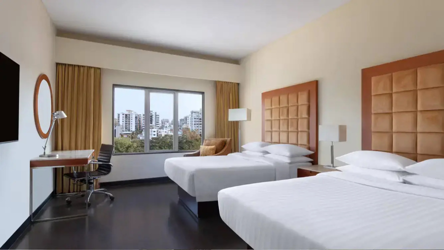 Deluxe Quadruple room with city view