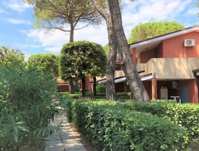 2 Bedrooms Apartment with balcony and with garden view