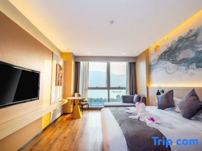 Deluxe Double room with city view