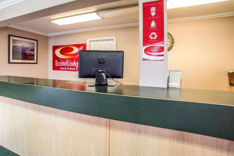 Econo Lodge Inn & Suites