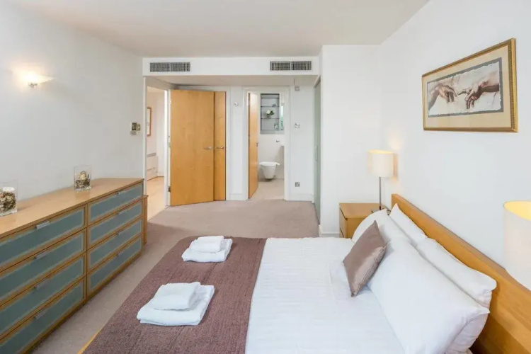Light Modern Flat With Balcony Over River Thames!