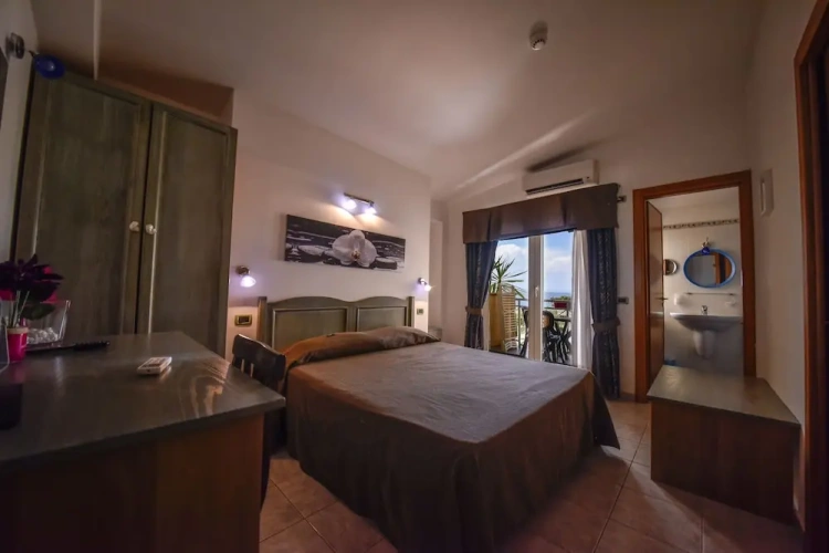 Royal Triple room with sea view