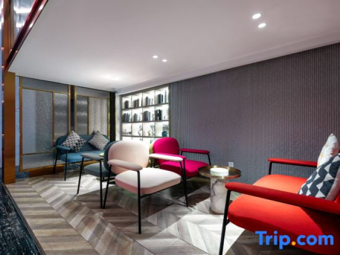 Qilai Light Luxury Hotel