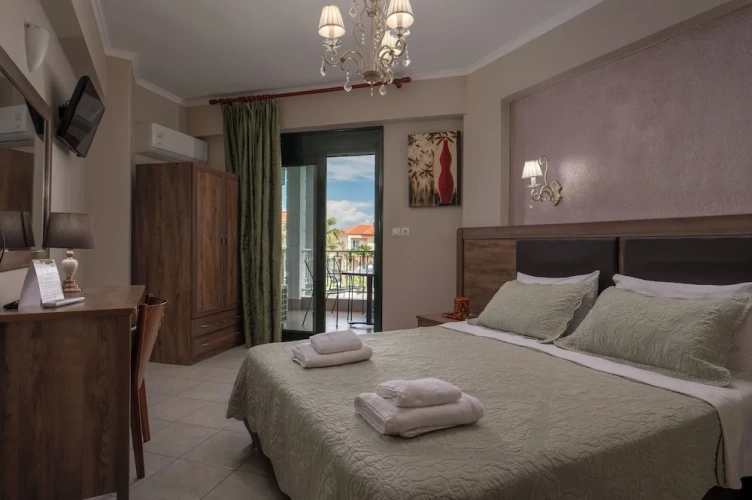 Studio with balcony and with garden view