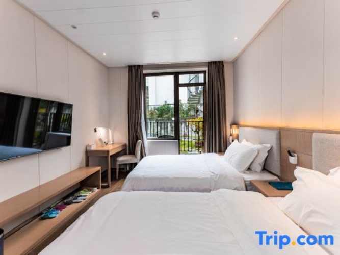 Standard Twin room with mountain view