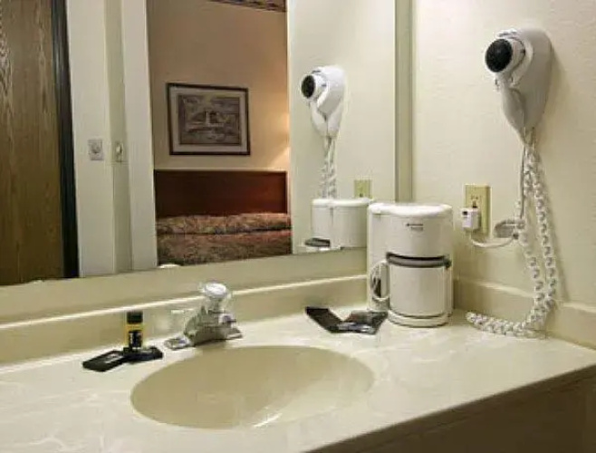 Travelodge by Wyndham St. Louis