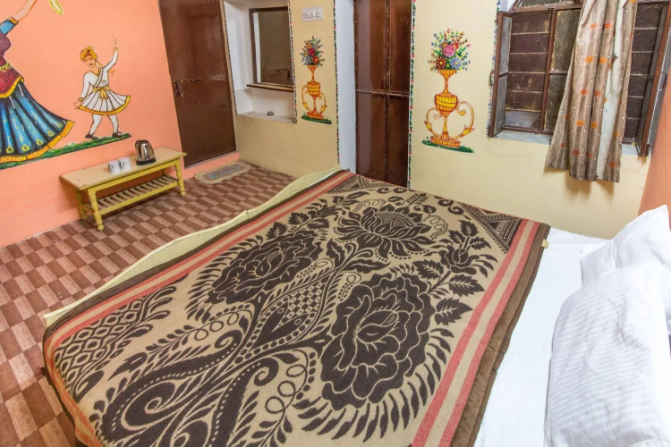 Backpacker Panda - Chand Palace