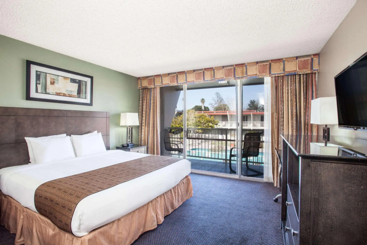 Travelodge by Wyndham Monterey Bay