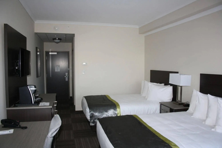 Crossroads Inn & Suites