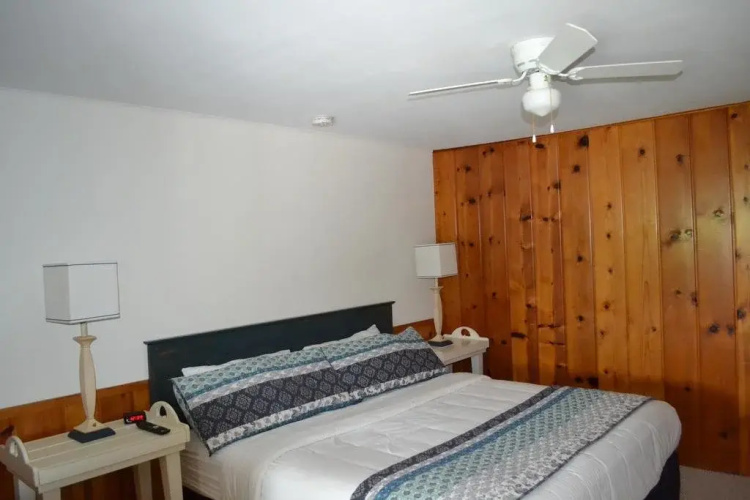 Buzz's Lakeside Inn