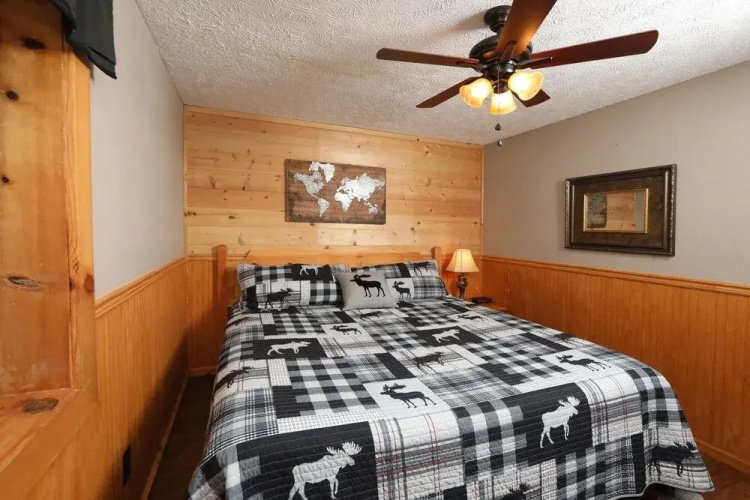 Just Hanging Out - Three Bedroom Cabin