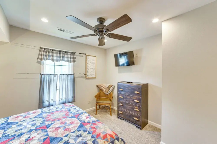 Rustic Hollister Cabin - 5 Mi to Downtown Branson