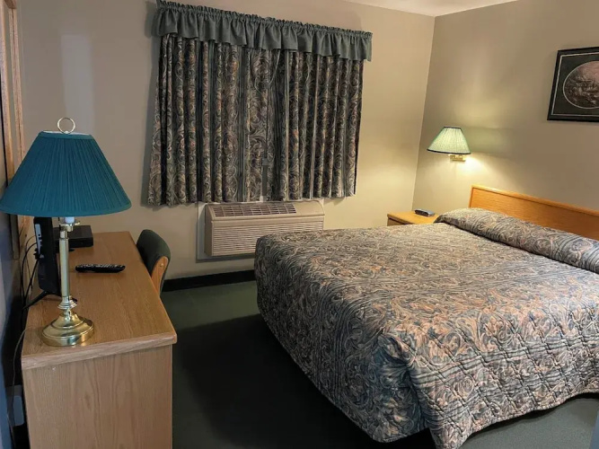 4 Pines Motel