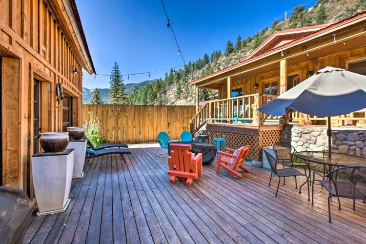 Red River Summer Cabin w/ Fire Pit & Mtn Views