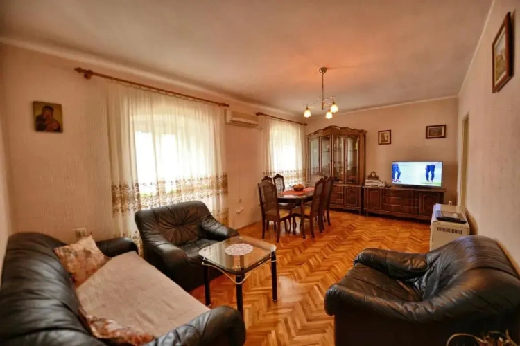 3 Bedrooms Apartment