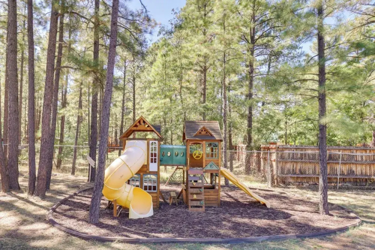 Fire Pit & Grill: Waterfront Cabin in Lakeside!