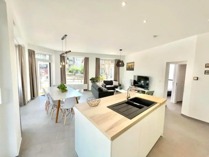 3 Bedrooms Apartment