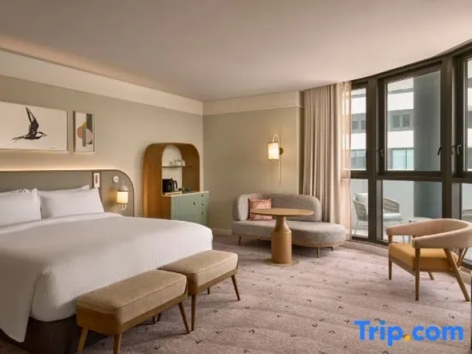 Suite with balcony and with city view