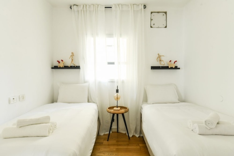 Stylish 3-BR Apt w Balcony and Parking