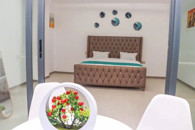 Lux Suites Royal Oak Residency