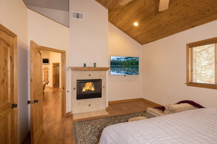 24 - Camp Winterset 3 Bedroom Cabin by Redawning