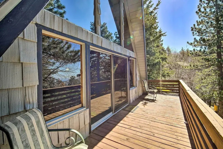 Running Springs Cabin w/ Large Deck + View!