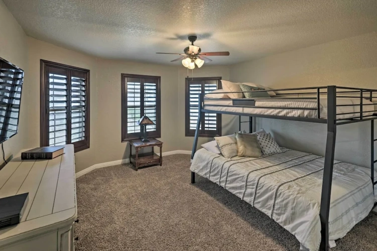 4 Bedrooms Cottage
