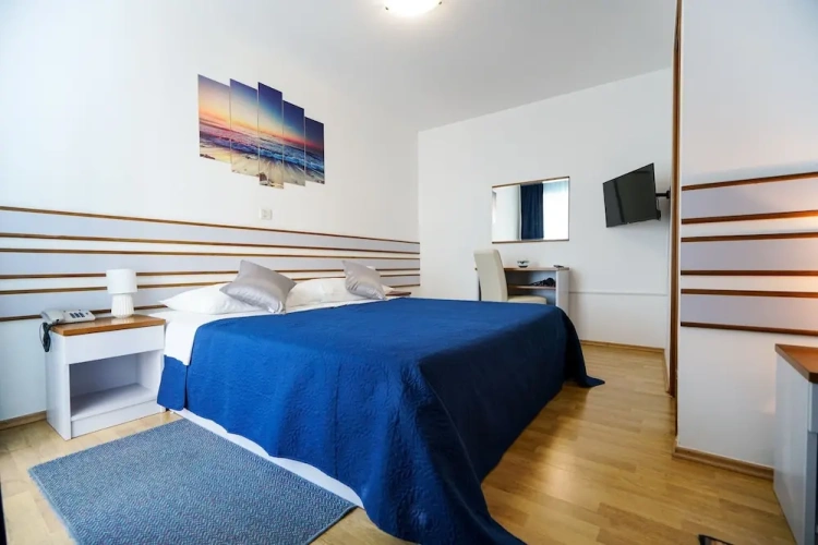 Standard Triple room with balcony and with partial sea view