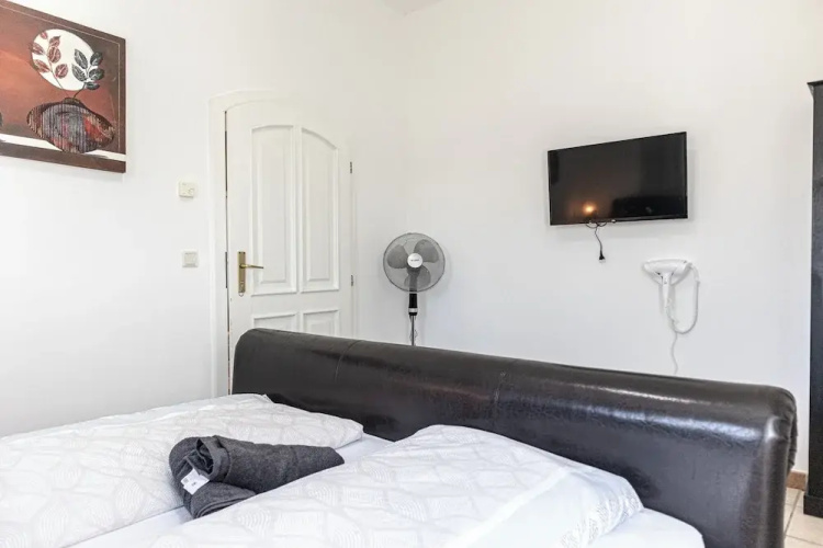 Spacious Home & Garden Free Parking