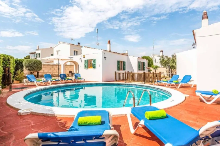 6 Bedrooms Villa