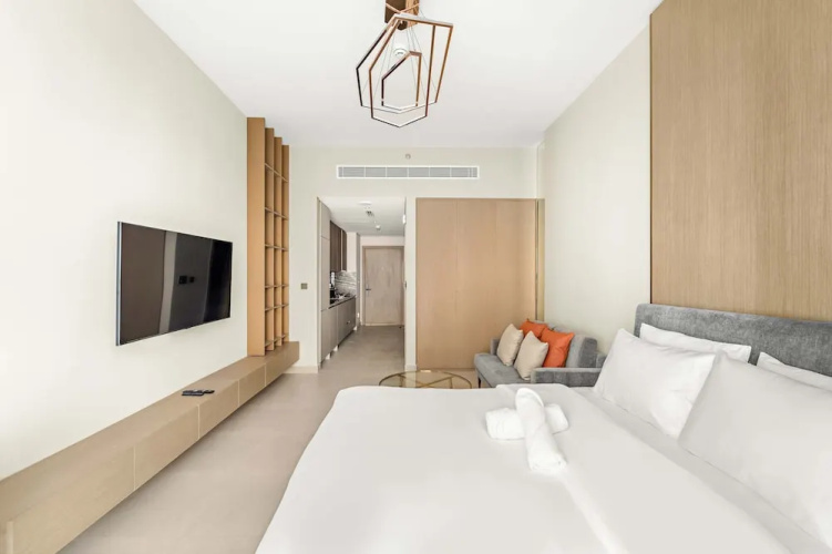 High-end Studio With Rooftop Pool and gym