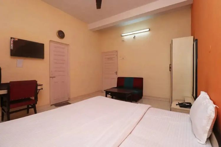 OYO 37028 Hotel Sheela