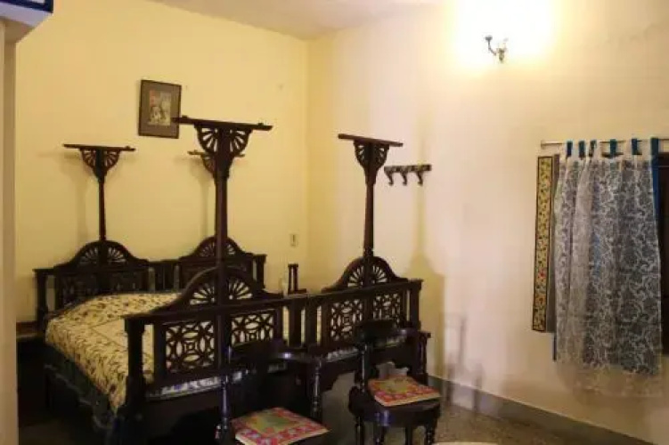 Ishwari Niwas Palace