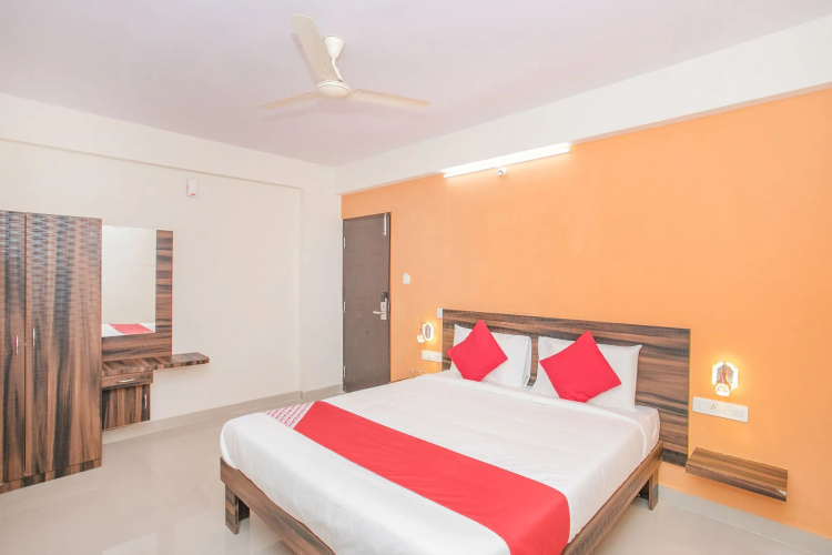 OYO 10475 PMR Hotel