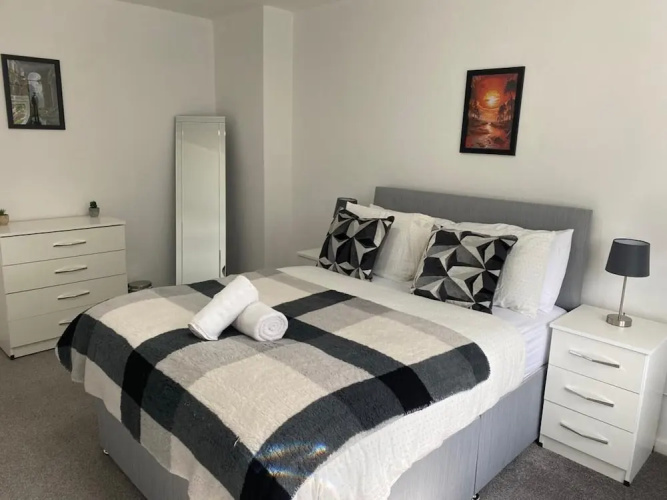 Birmingham - 4BR - Sleeps 9 - Parking - Garden