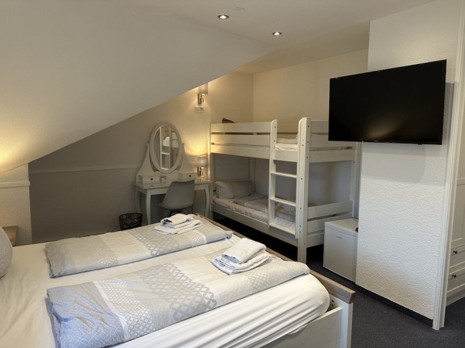 Standard Quadruple room with garden view