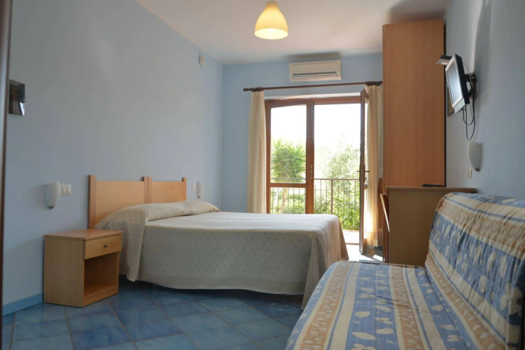 Larus Hotel