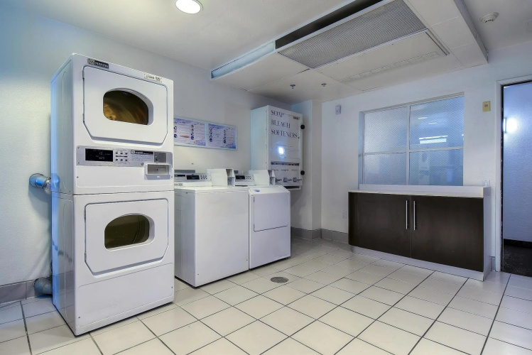 Motel 6 San Diego Downtown photo 11