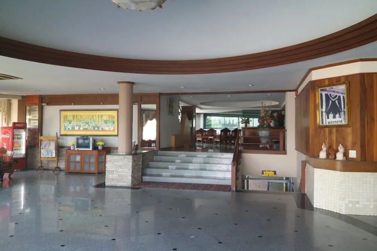 Grand Leo Hotel
